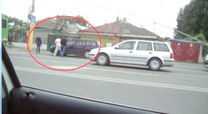 Înjurături şi ameninţări cu bâte: un şofer şi un pieton, cât pe ce să-şi spargă capetele - VIDEO